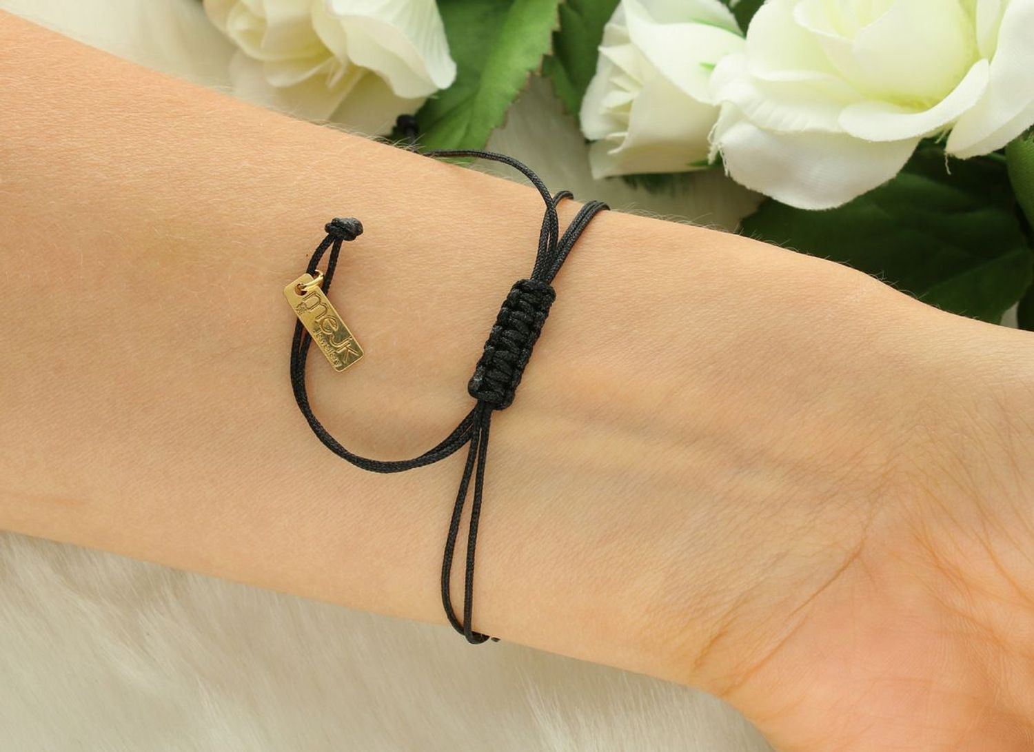 Bransoletka damska srebrna pozłacana 925 z zawieszką serce z łapką psa. Czarny sznurek, waga 0,83 g, wymiary 1,7 x 1,5 cm. Ściągane zapięcie. Idealna na prezent.1.jpg